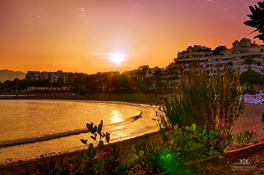 File:Beach in Puerto Banos, Marbella (Spain) - panoramio.jpg