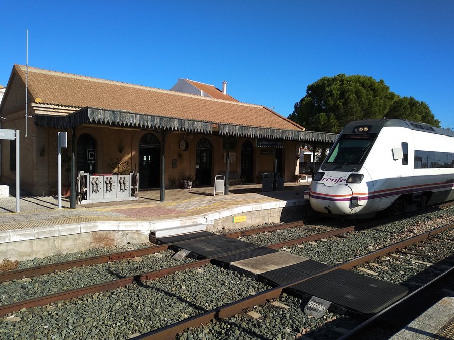 File:Railwaystation Almargen BuildingAndTrain.jpg