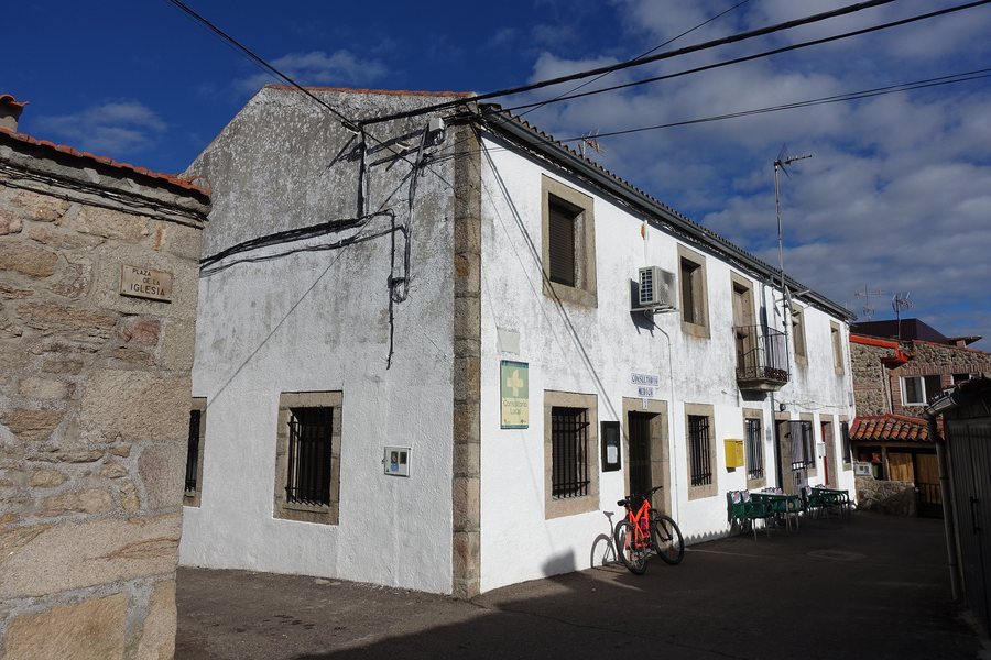 File:La Alamedilla, consultorio.jpg