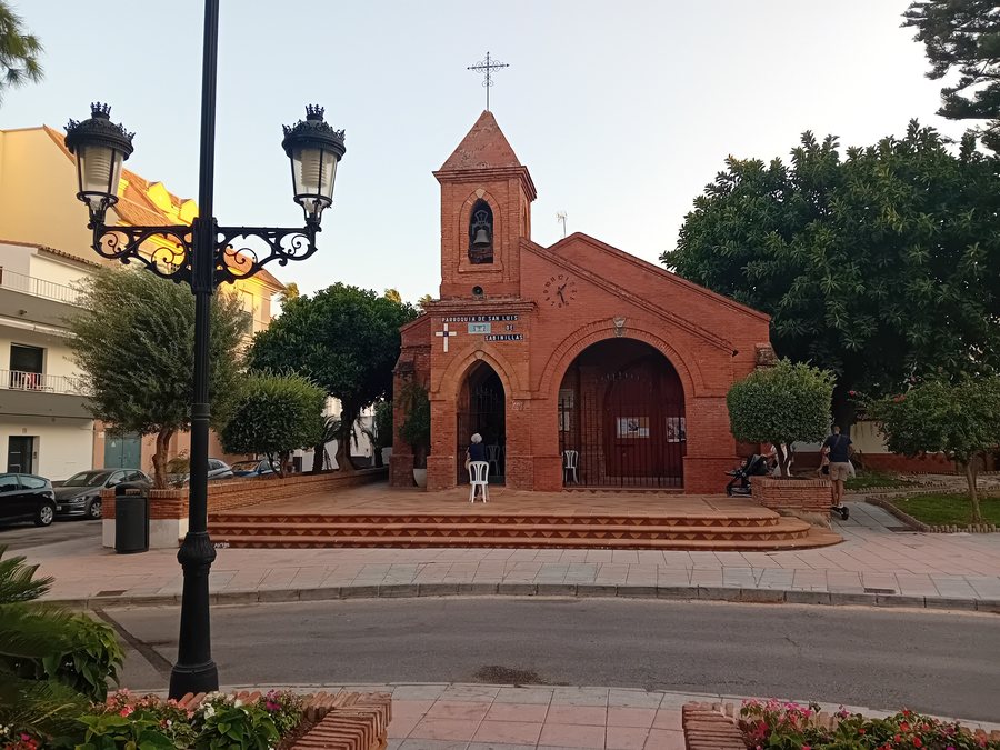 File:Parroquia de San Luis de Sabinillas.jpg