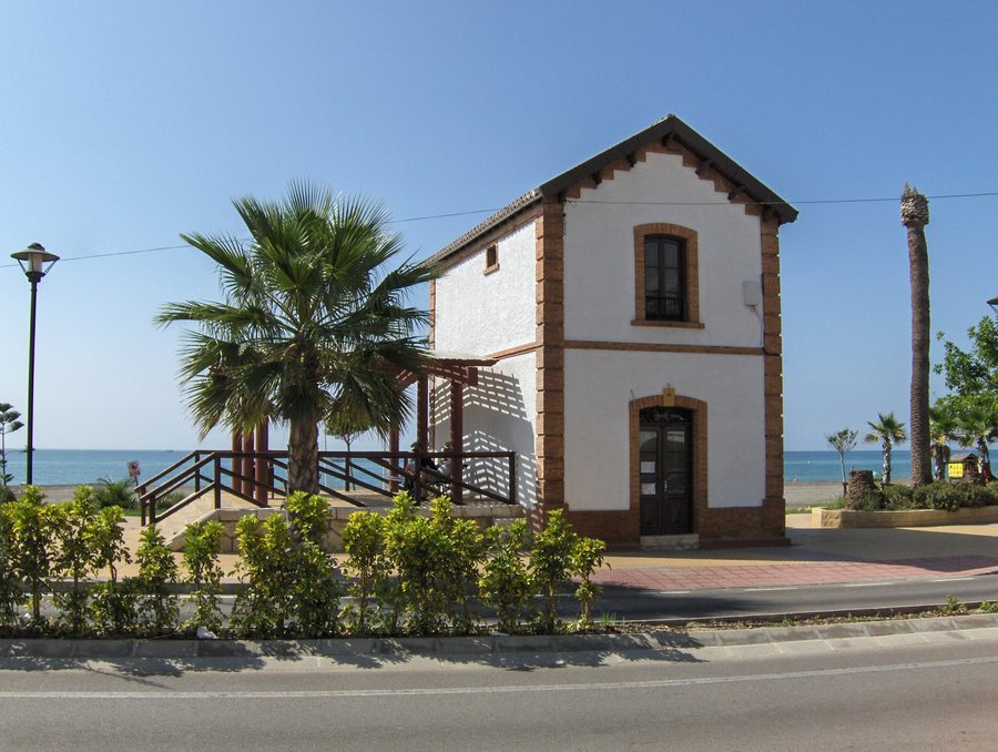 File:Antigua estación de Benajarafe.jpg