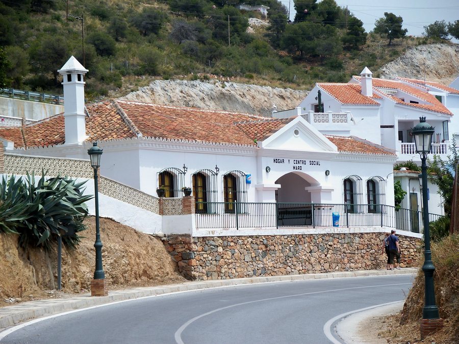File:Centro social en Maro.jpg