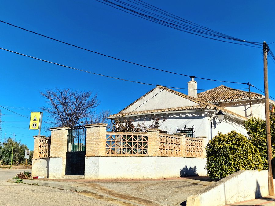 File:Casa en Caparacena (Granada).jpg