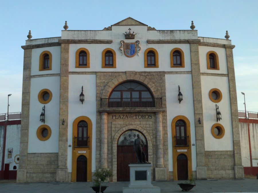 File:Plaza de Toros de Espartinas.JPG