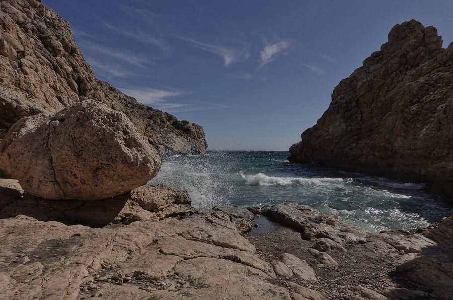 File:Olas en Cala Sorbas.jpg