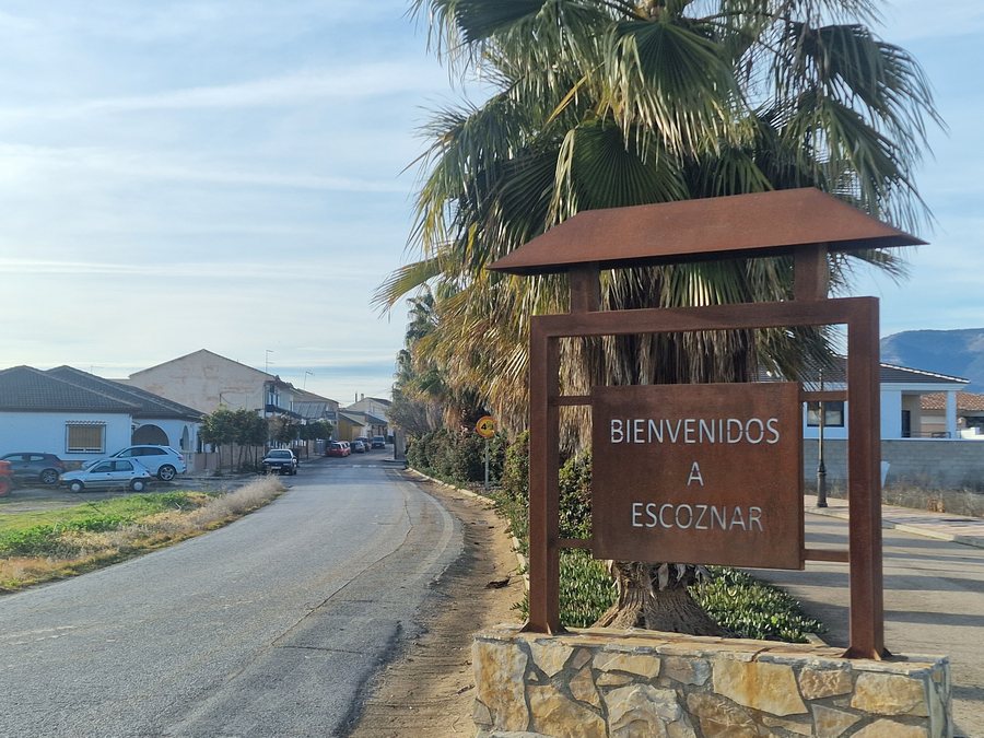 File:Entrada a Escóznar (Granada) por la carretera de Valderrubio.jpg