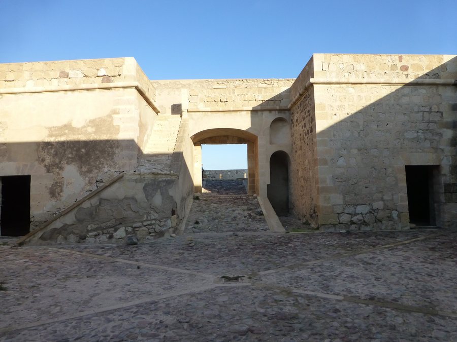 File:Castillo de San Felipe (Los Escullos) - Patio.jpg