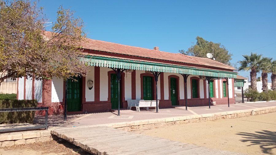 File:Estación de Zurgena - Andén del edificio principal.jpg