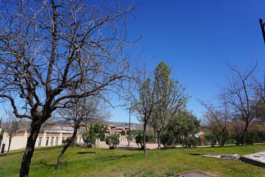 File:Parque infantil en la calle Mirador de la Reina esquina con Laurel de la Reina (La Zubia, Granada) 01.jpg