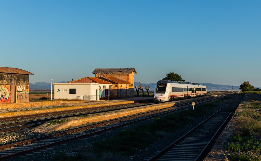 File:RENFE 599 057 La Calahorra-Ferreira II.jpg