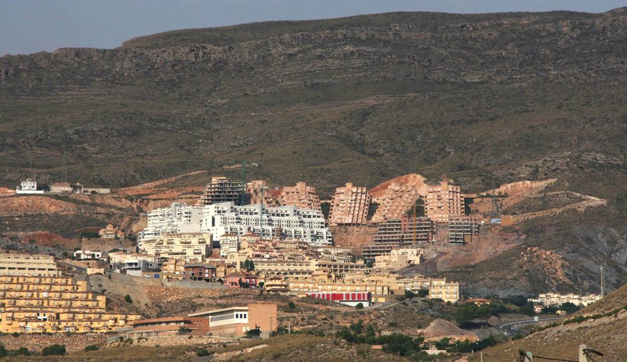 File:Urbanismo agresivo en La Envía.jpg