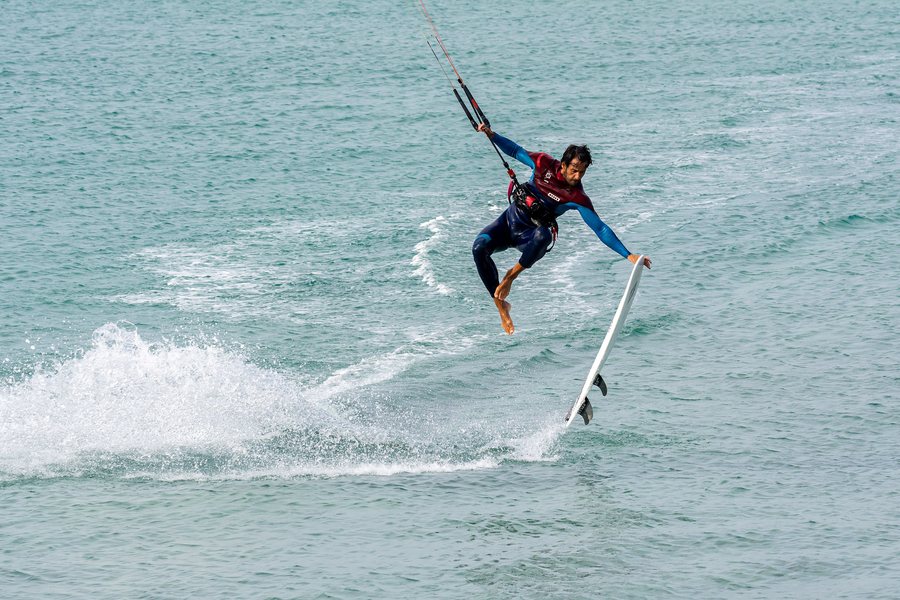 File:Tarifa playa los lances strapless kiter-4413.jpg
