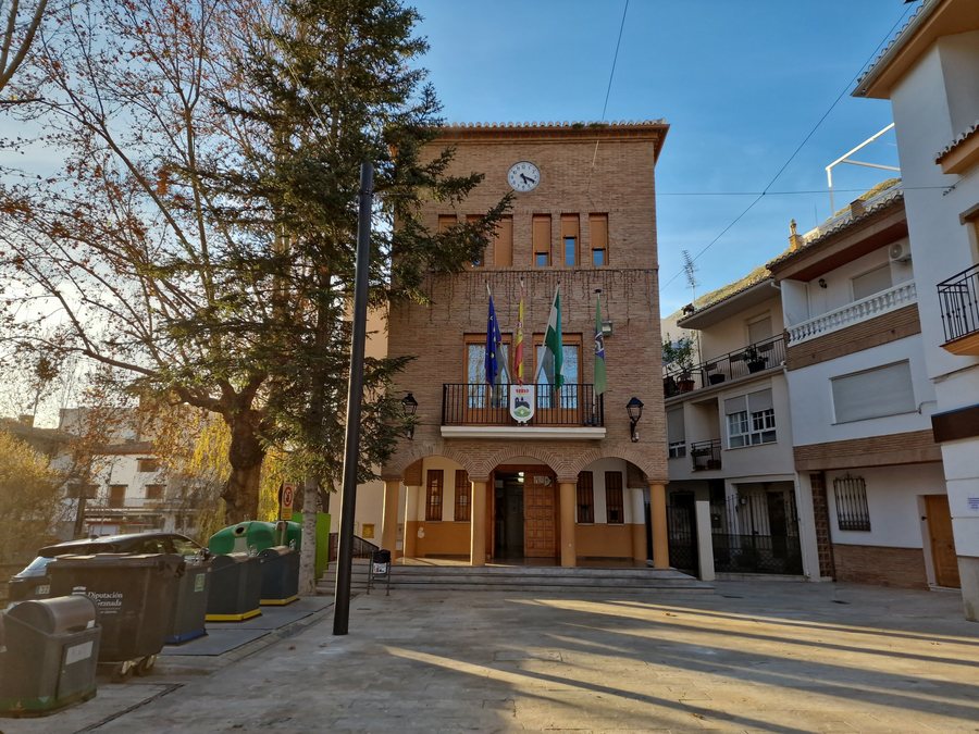File:Ayuntamiento de Pinos Genil (Granada, España).jpg