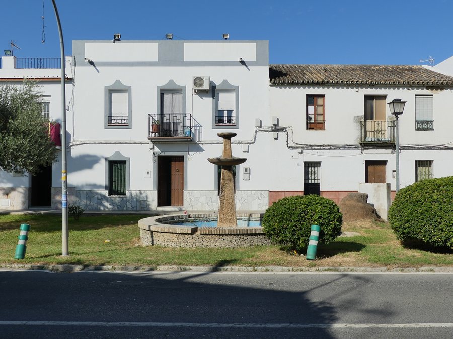 File:Fuente (Villaverde del Río).jpg