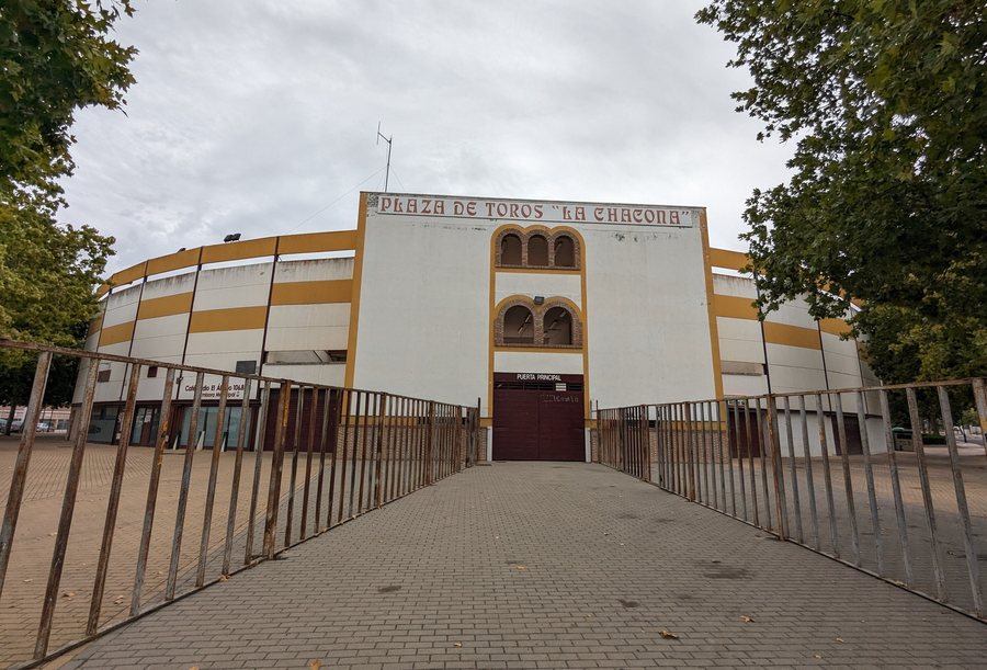 File:Plaza de toros de El Álamo 01.jpg