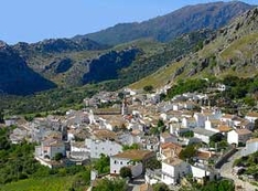 Weißes Dorf mit Festung in den andalusischen Bergen